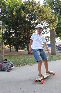 Ines auf ihrem Longboard